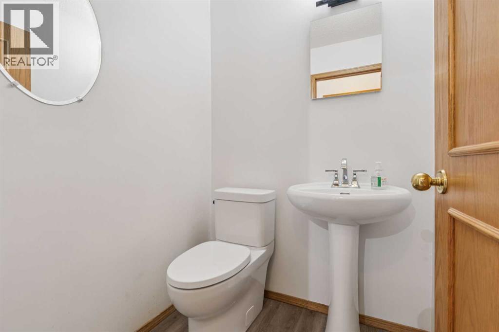 124 Edgebrook Road Nw, Calgary, AB - Indoor Photo Showing Bathroom
