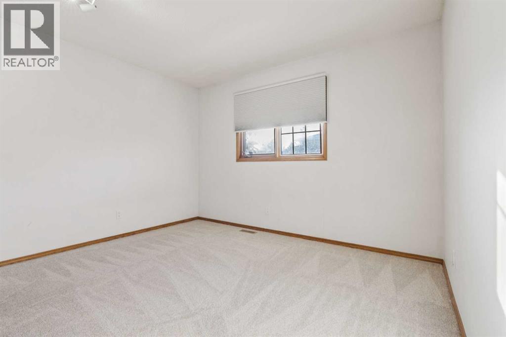 124 Edgebrook Road Nw, Calgary, AB - Indoor Photo Showing Other Room