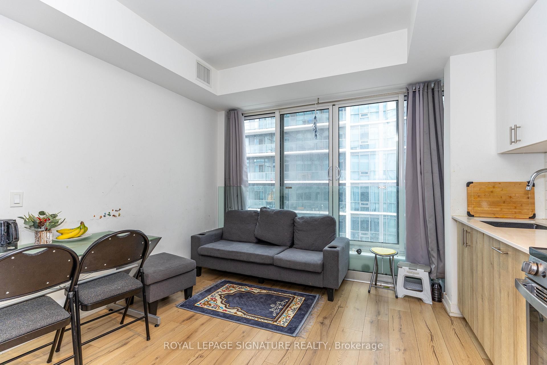 513-1195 The Queensway N/A, Toronto, ON - Indoor Photo Showing Living Room