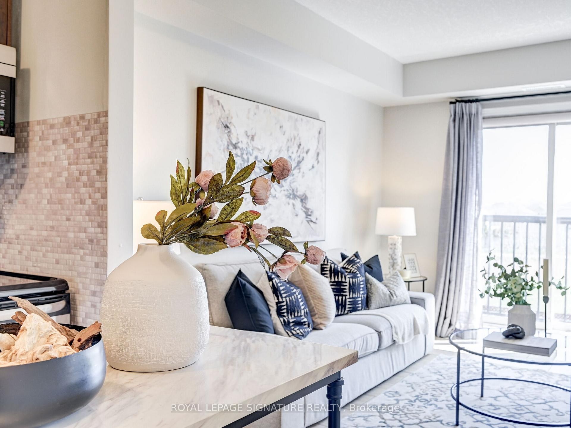 205-886 Golf Links Road, Hamilton, ON - Indoor Photo Showing Living Room
