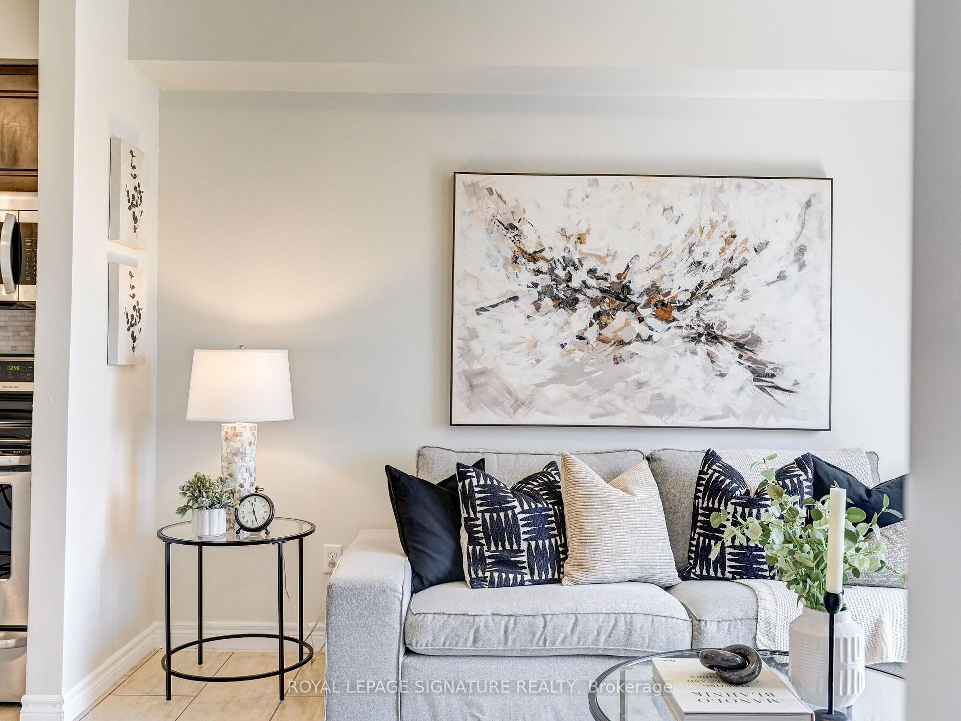 205-886 Golf Links Road, Hamilton, ON - Indoor