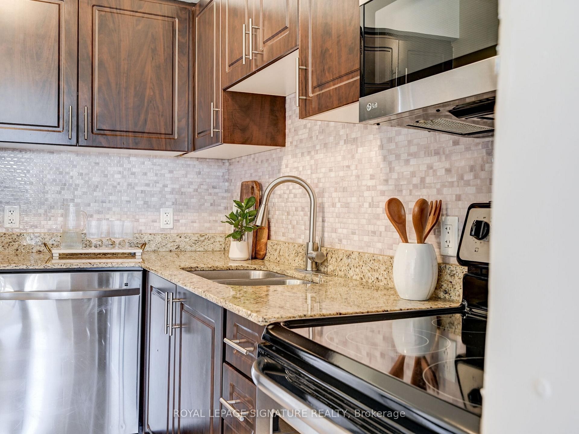 205-886 Golf Links Road, Hamilton, ON - Indoor Photo Showing Kitchen With Double Sink With Upgraded Kitchen