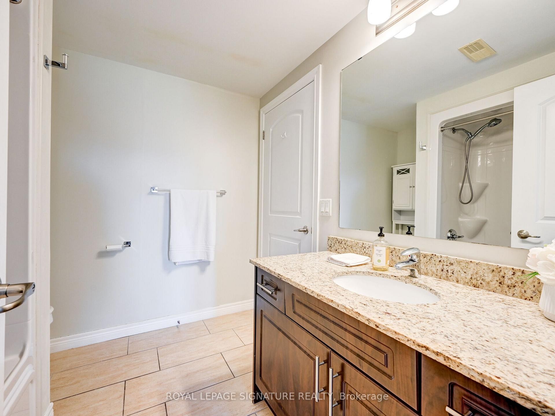 205-886 Golf Links Road, Hamilton, ON - Indoor Photo Showing Bathroom