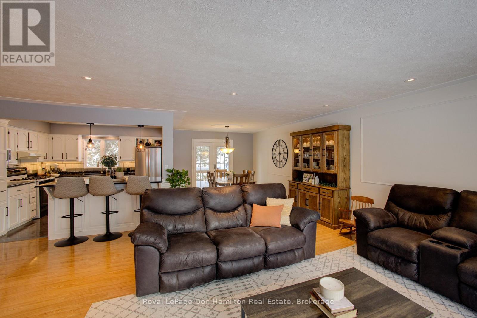 675 Prospect Street, Minto, ON - Indoor Photo Showing Living Room
