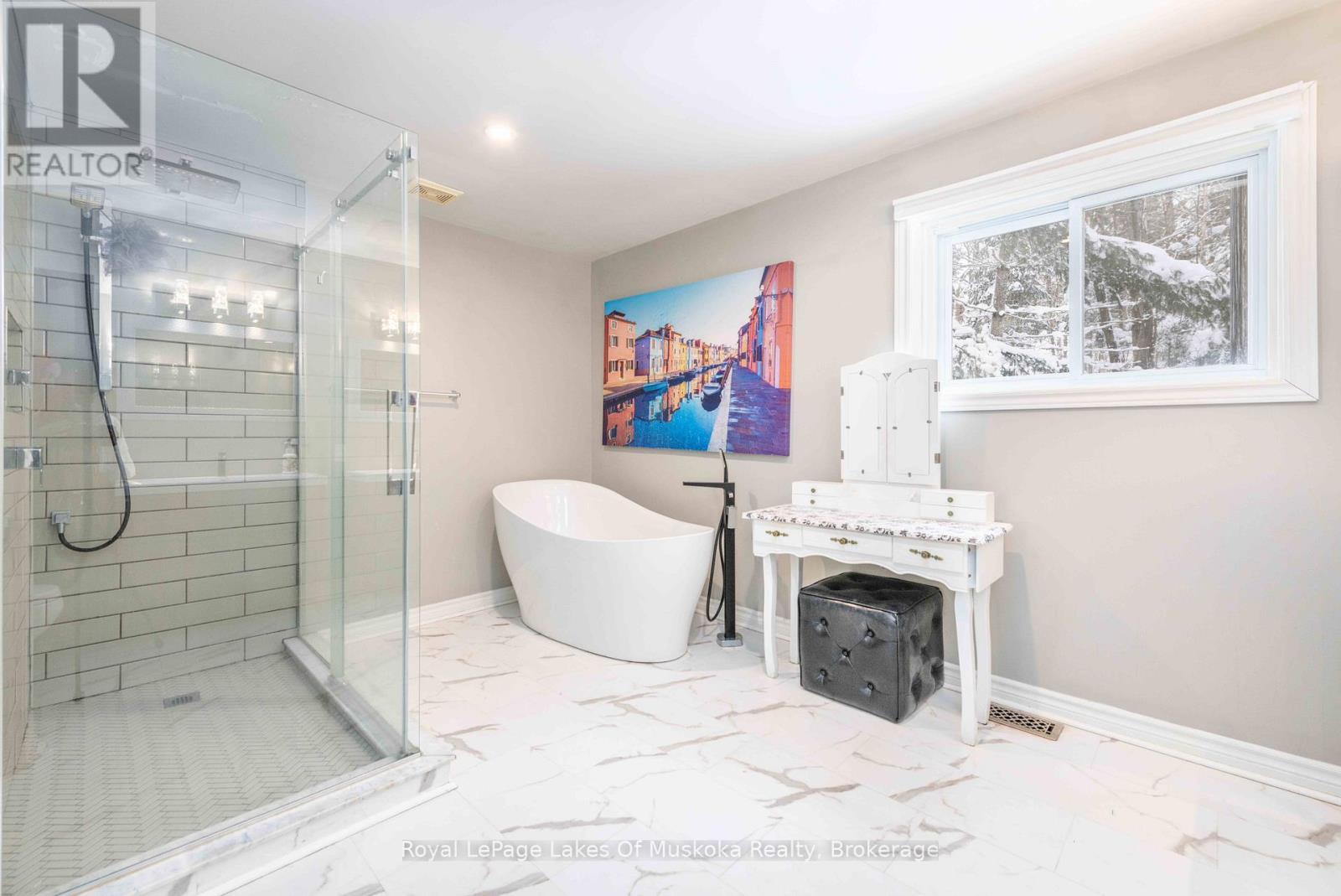 256 Woodland Drive, Huntsville (Chaffey), ON - Indoor Photo Showing Bathroom