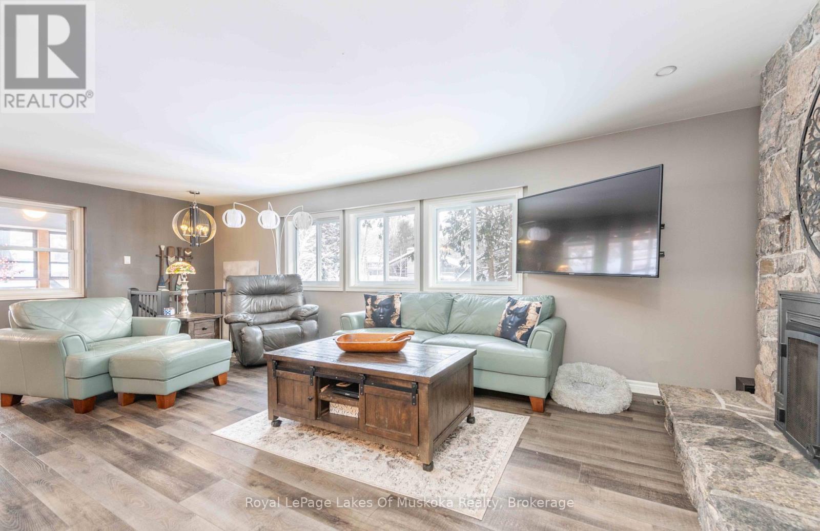 256 Woodland Drive, Huntsville (Chaffey), ON - Indoor Photo Showing Living Room With Fireplace