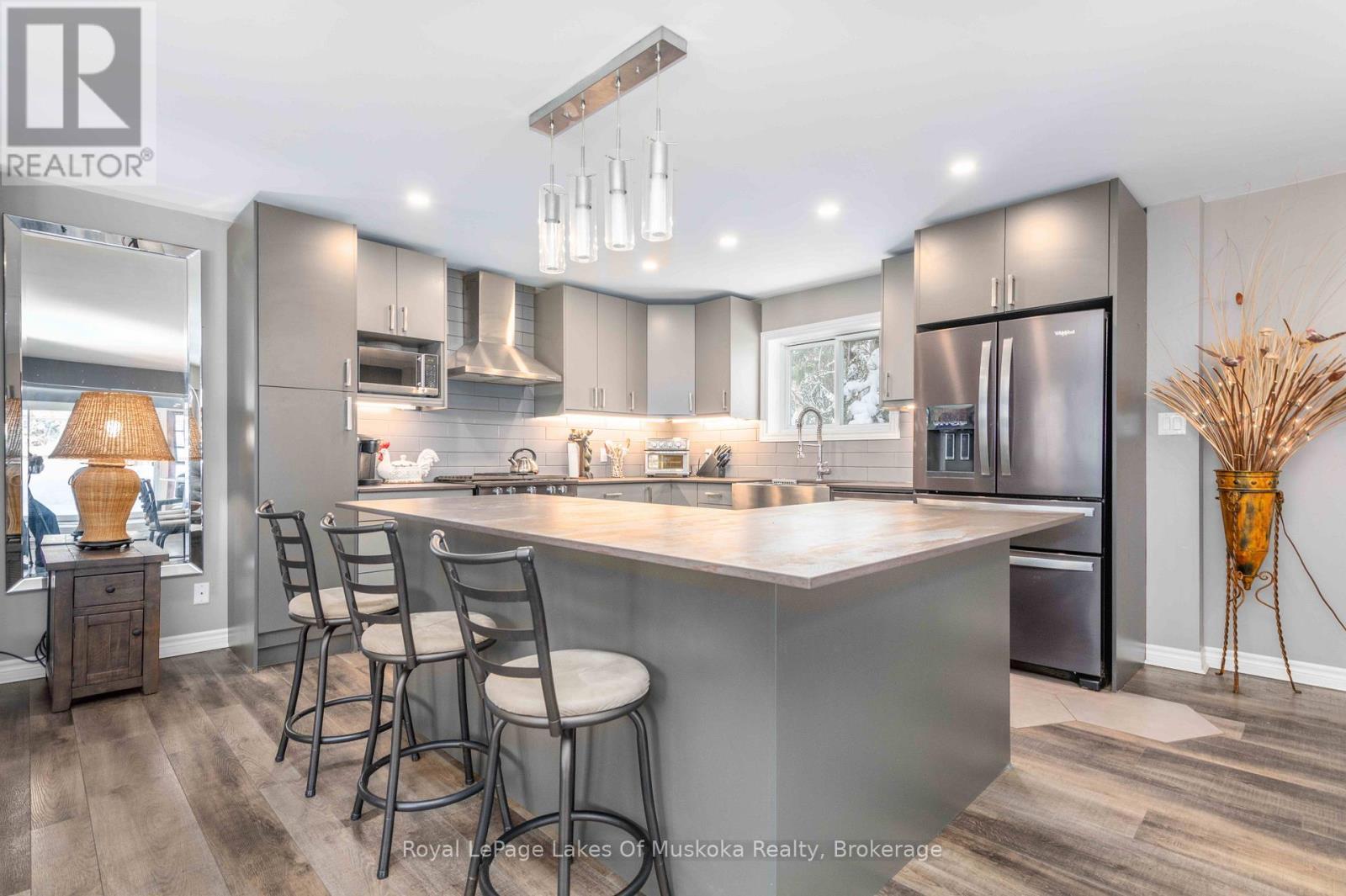 256 Woodland Drive, Huntsville (Chaffey), ON - Indoor Photo Showing Kitchen With Upgraded Kitchen