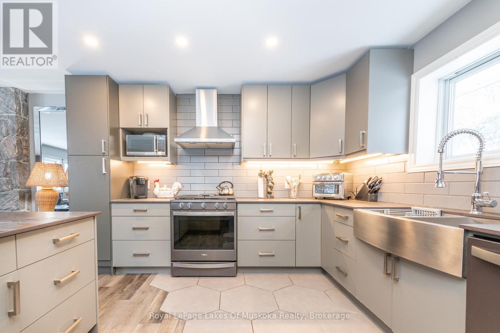 256 Woodland Drive, Huntsville (Chaffey), ON - Indoor Photo Showing Kitchen With Upgraded Kitchen