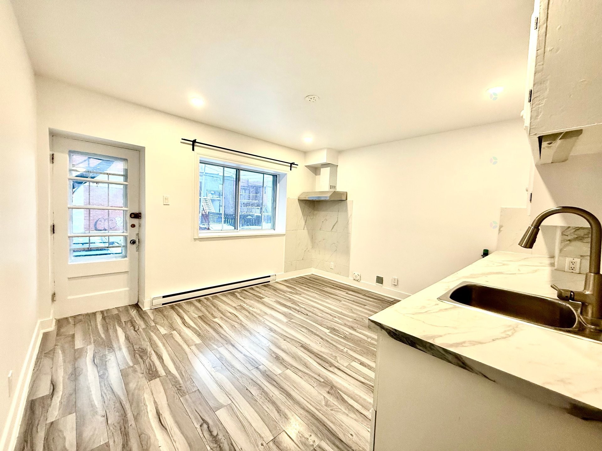 Salon - 2-5385 10E Avenue, Montréal (Rosemont/La Petite-Patrie), QC - Indoor Photo Showing Other Room