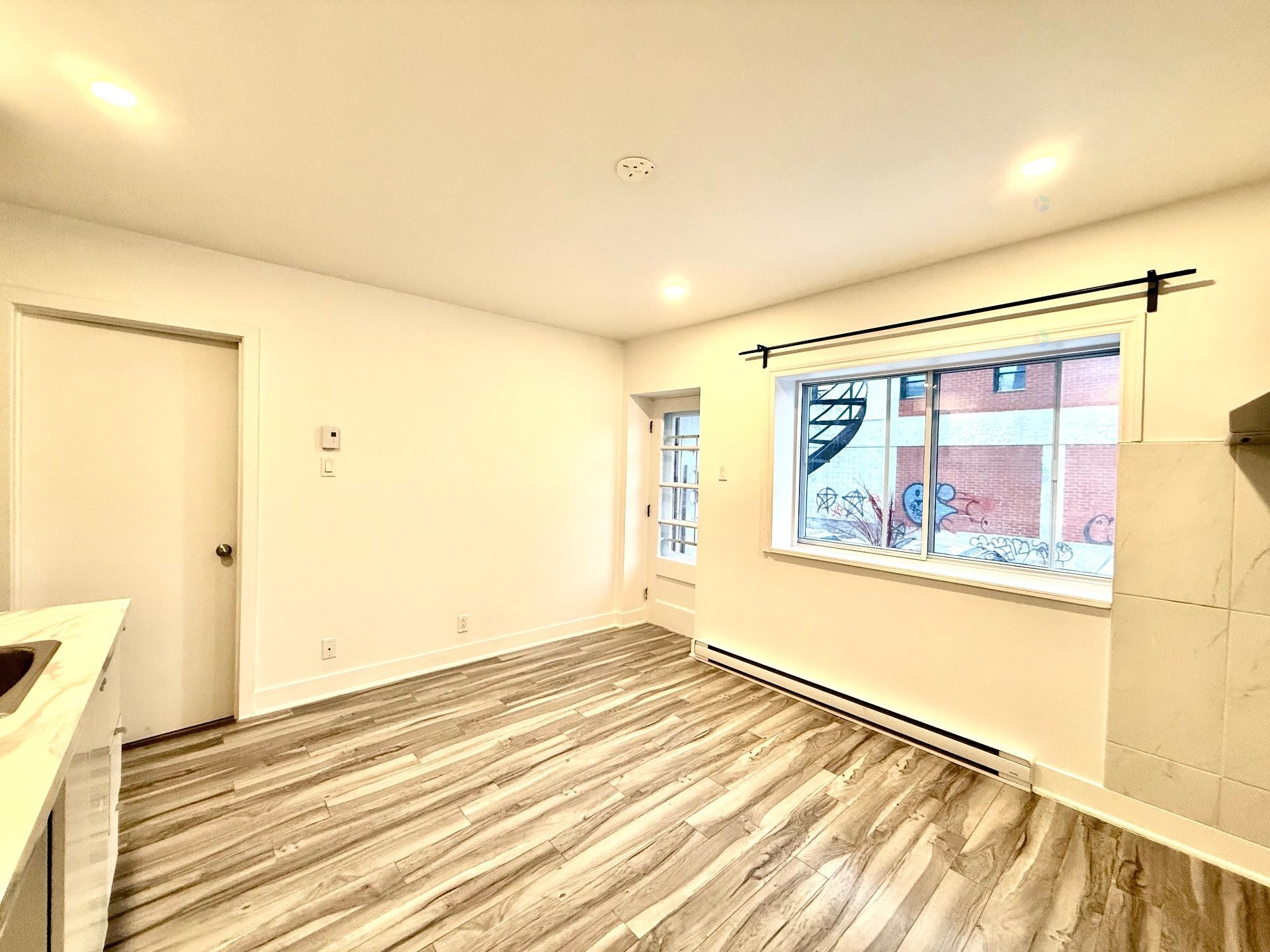 Salon - 2-5385 10E Avenue, Montréal (Rosemont/La Petite-Patrie), QC - Indoor Photo Showing Other Room