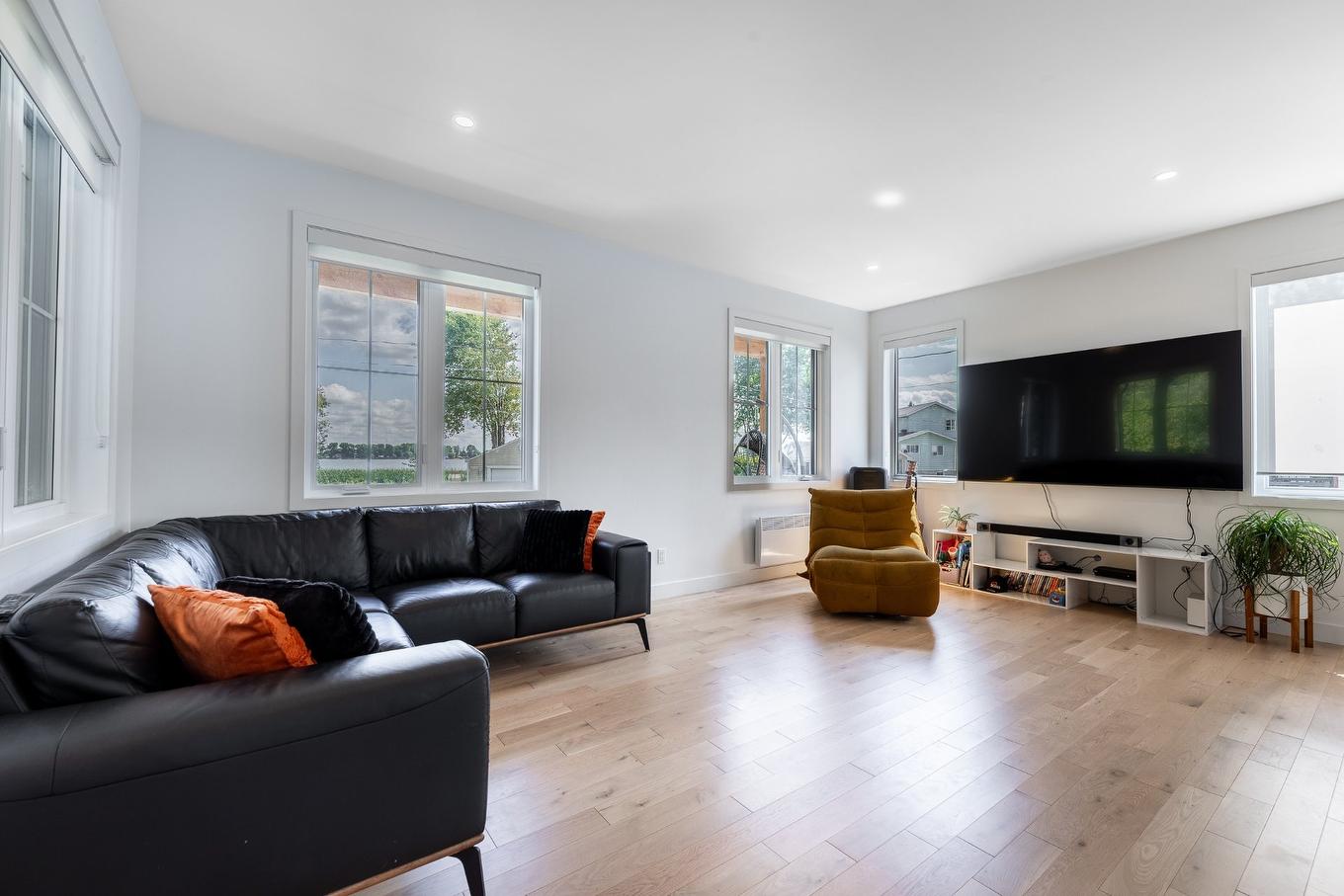 Salon - 1028 Rue Bissonnette, Saint-Blaise-Sur-Richelieu, QC - Indoor Photo Showing Living Room