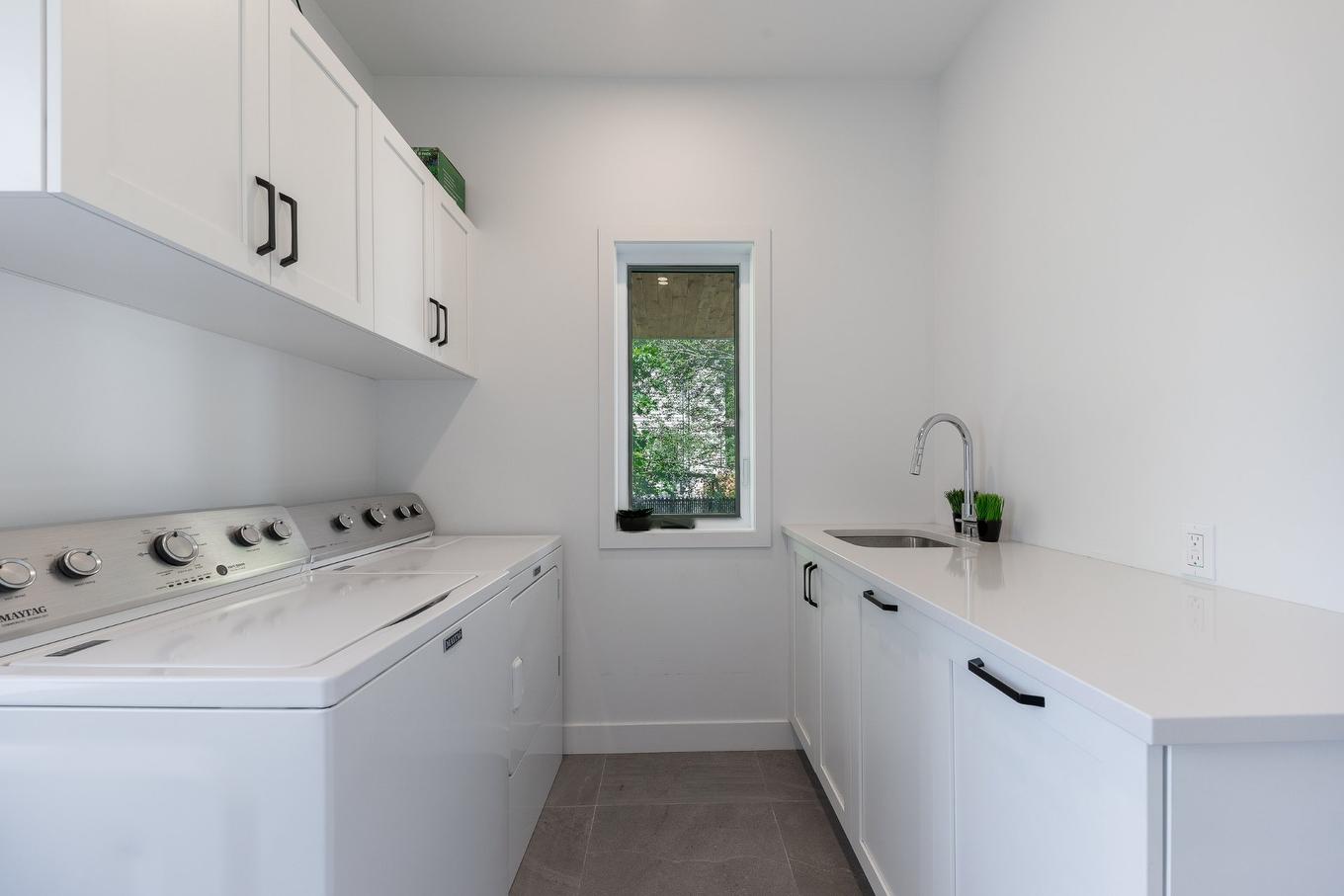 Salle de lavage - 1028 Rue Bissonnette, Saint-Blaise-Sur-Richelieu, QC - Indoor Photo Showing Laundry Room