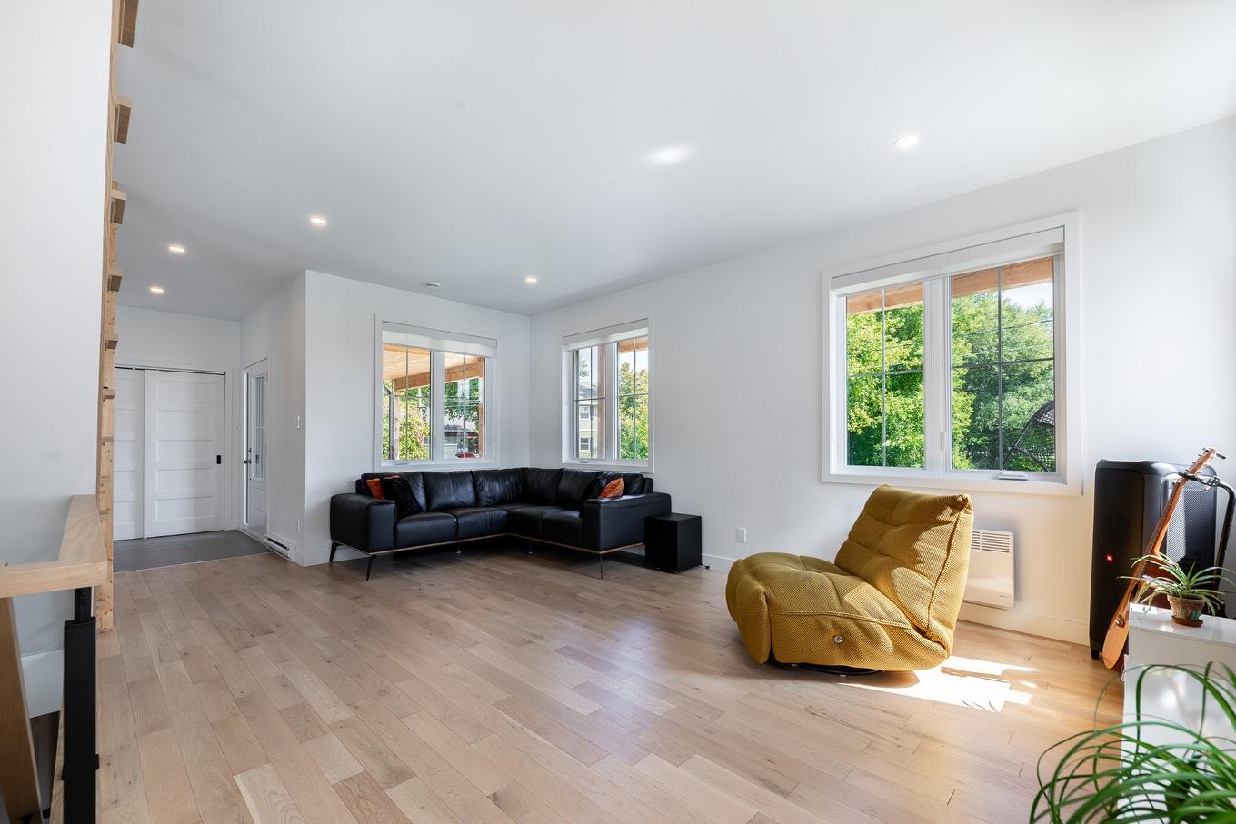 Salon - 1028 Rue Bissonnette, Saint-Blaise-Sur-Richelieu, QC - Indoor Photo Showing Other Room