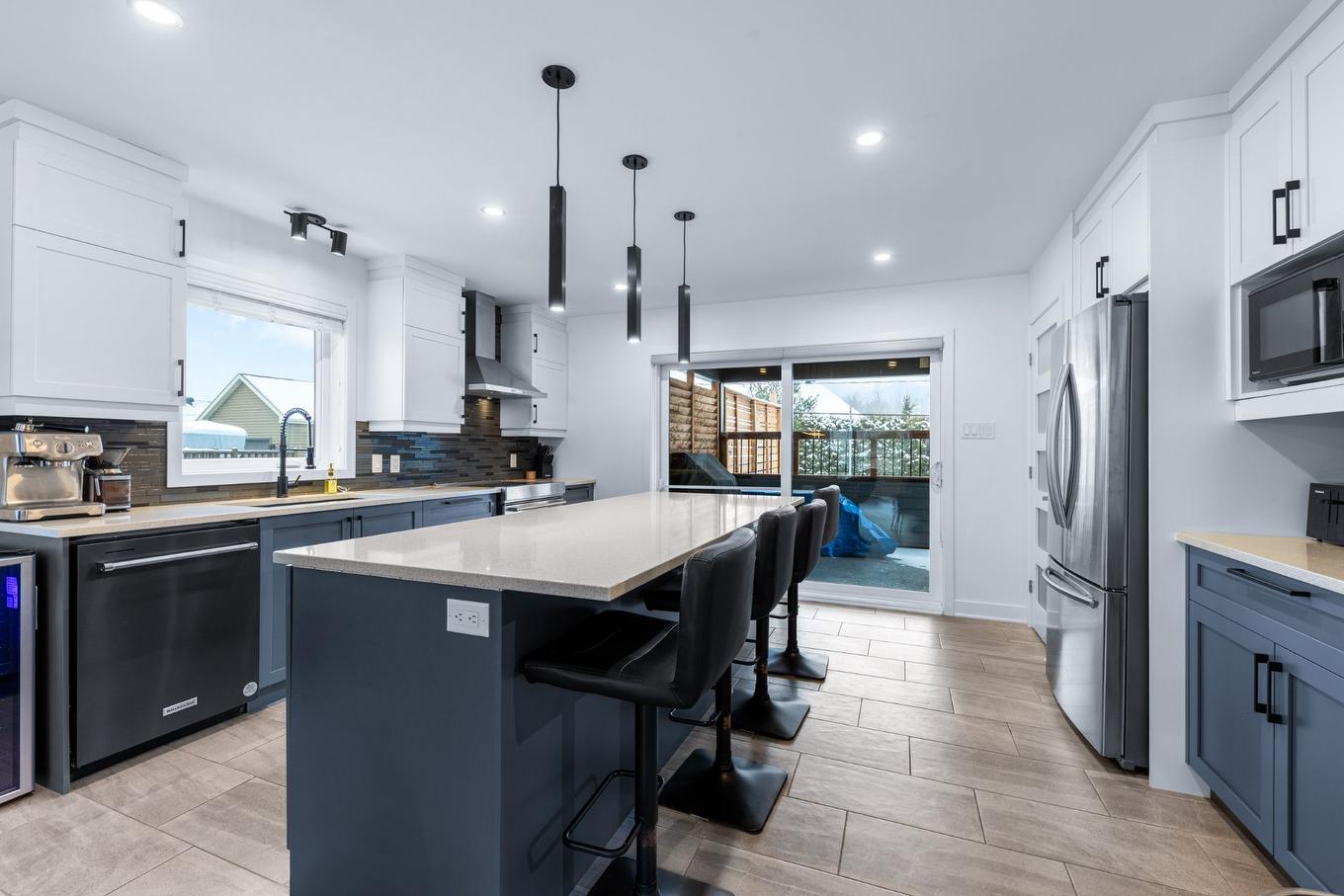 Cuisine - 175 Rue Bella, Saint-Jean-Sur-Richelieu, QC - Indoor Photo Showing Kitchen With Upgraded Kitchen
