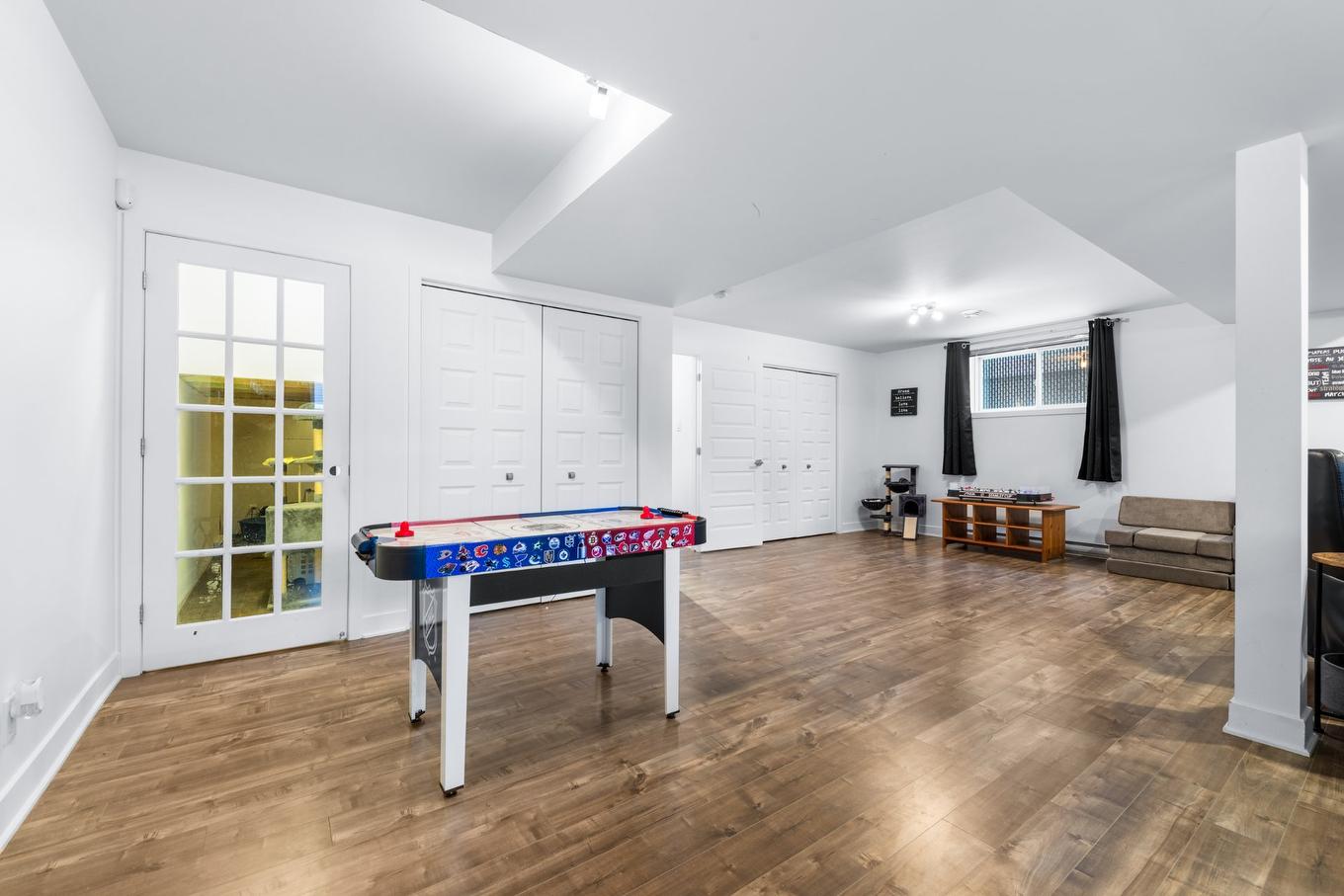 Salle familiale - 175 Rue Bella, Saint-Jean-Sur-Richelieu, QC - Indoor Photo Showing Other Room