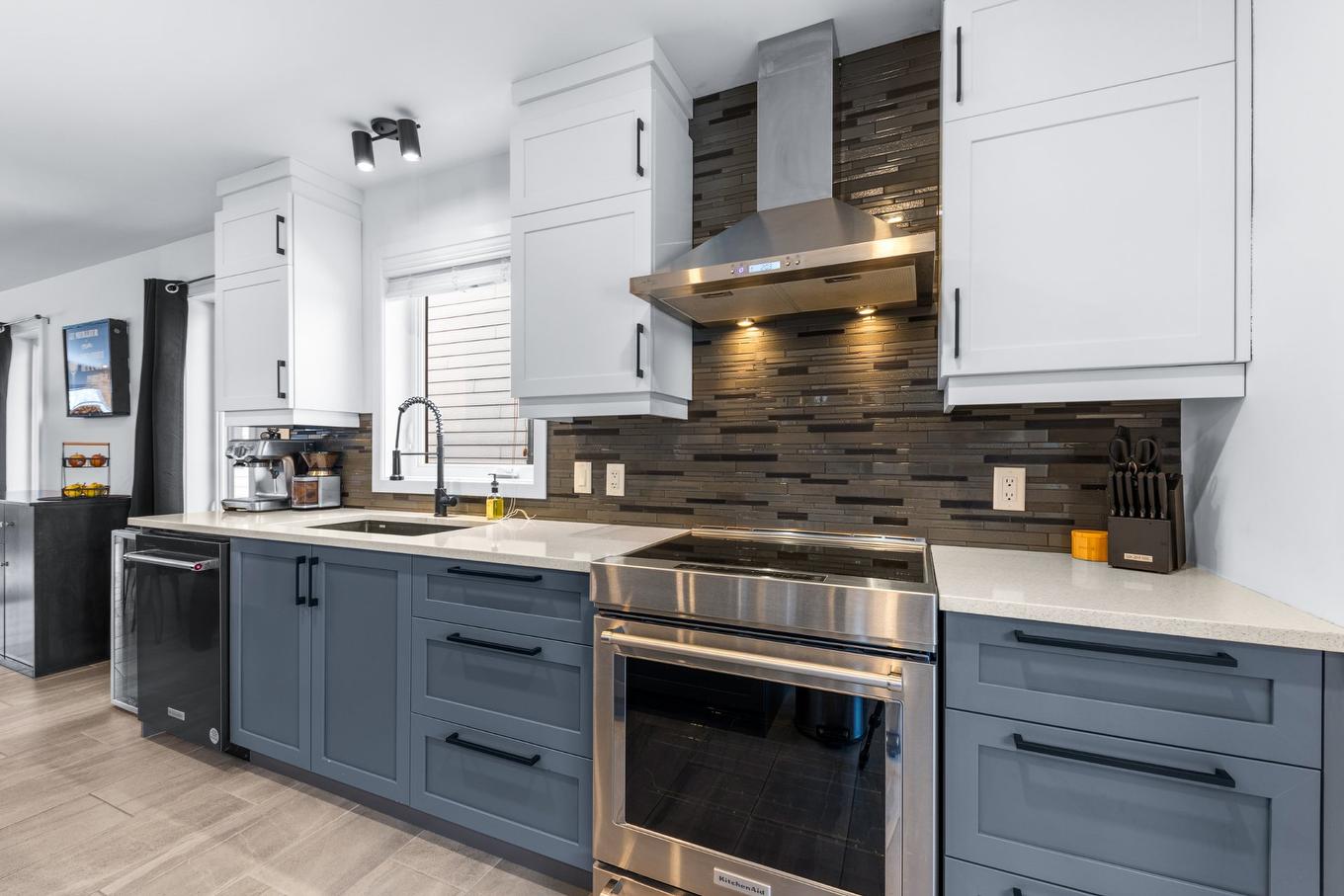 Cuisine - 175 Rue Bella, Saint-Jean-Sur-Richelieu, QC - Indoor Photo Showing Kitchen With Upgraded Kitchen