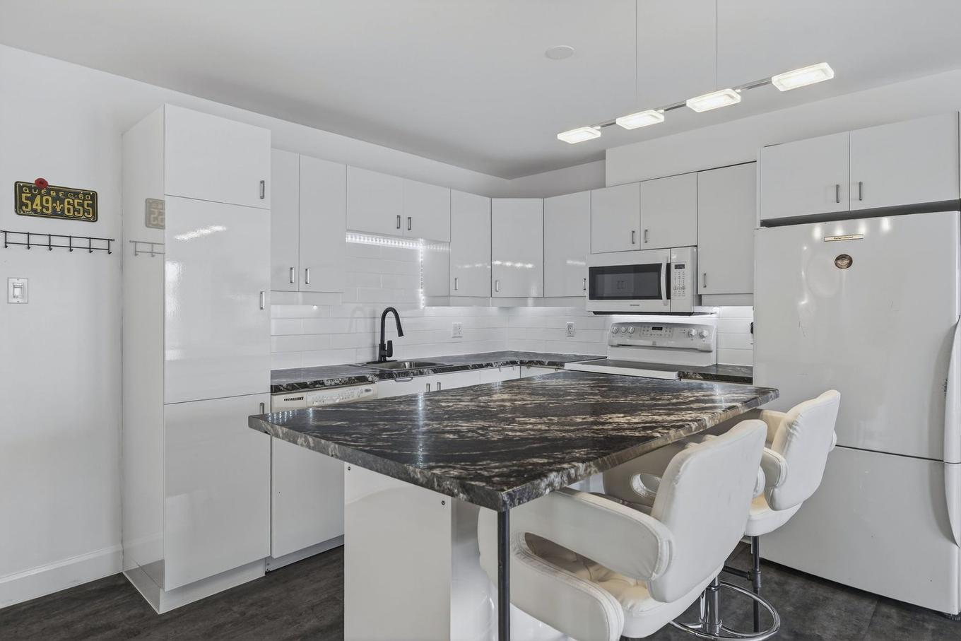 Kitchen - 410-5520 Boul. Henri-Bourassa, Québec (Charlesbourg), QC - Indoor Photo Showing Kitchen With Upgraded Kitchen
