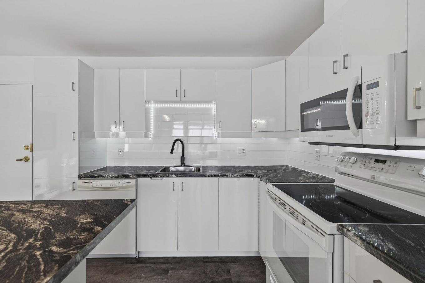 Kitchen - 410-5520 Boul. Henri-Bourassa, Québec (Charlesbourg), QC - Indoor Photo Showing Kitchen With Upgraded Kitchen