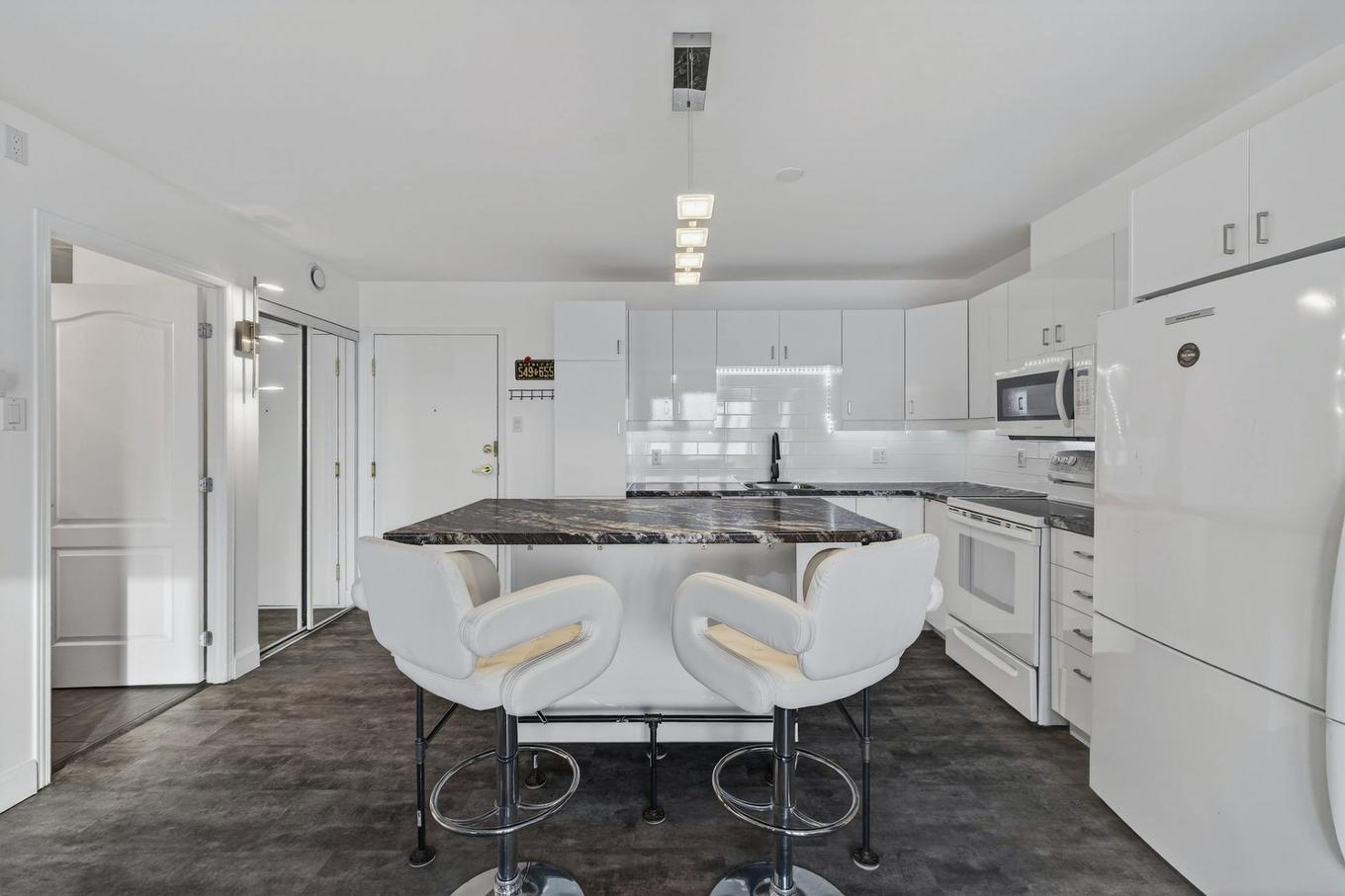 Dining room - 410-5520 Boul. Henri-Bourassa, Québec (Charlesbourg), QC - Indoor Photo Showing Kitchen With Upgraded Kitchen