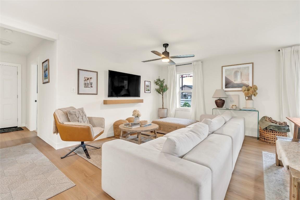 11716 Prairie Valley Road, Summerland, BC - Indoor Photo Showing Living Room