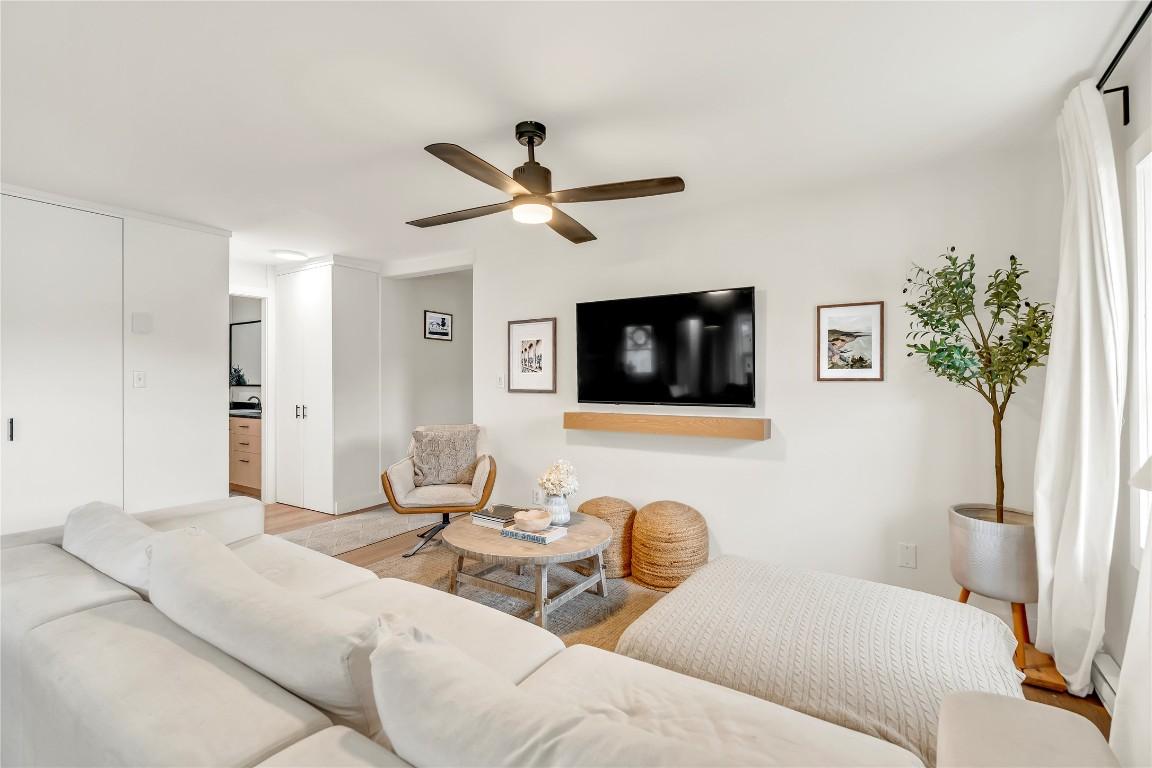 11716 Prairie Valley Road, Summerland, BC - Indoor Photo Showing Living Room