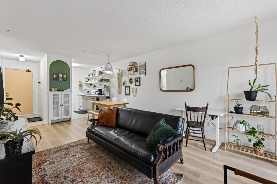 107-751 Grandview Terrace, Kamloops, BC - Indoor Photo Showing Living Room