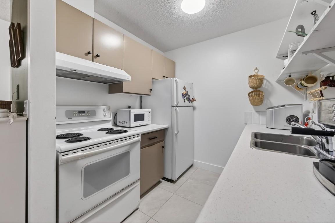 107-751 Grandview Terrace, Kamloops, BC - Indoor Photo Showing Kitchen With Double Sink
