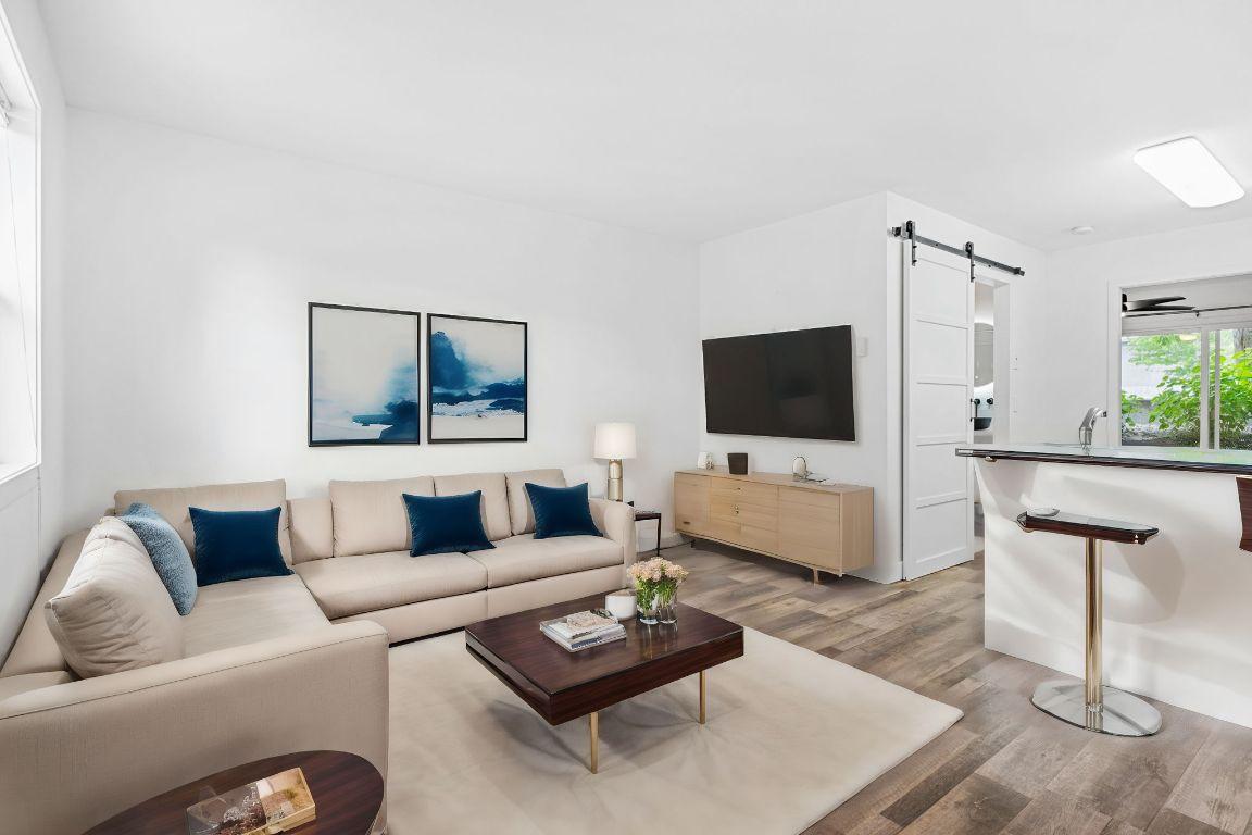 205-2585 Hebert Road, West Kelowna, BC - Indoor Photo Showing Living Room