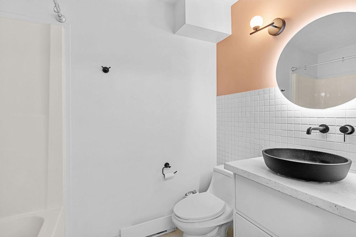 205-2585 Hebert Road, West Kelowna, BC - Indoor Photo Showing Bathroom