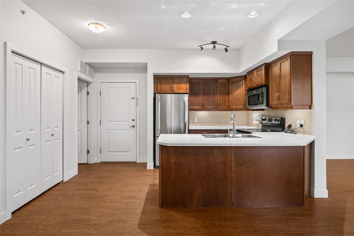 416-850 Saucier Avenue, Kelowna, BC - Indoor Photo Showing Kitchen With Double Sink