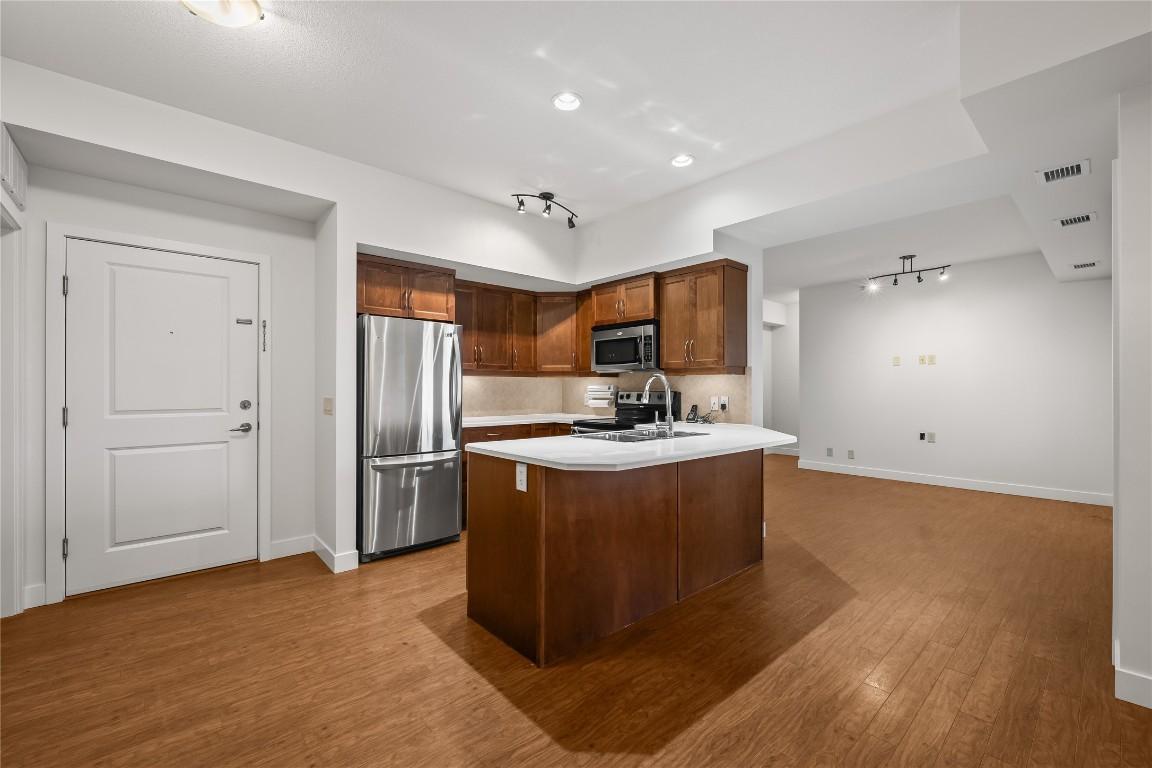 416-850 Saucier Avenue, Kelowna, BC - Indoor Photo Showing Kitchen