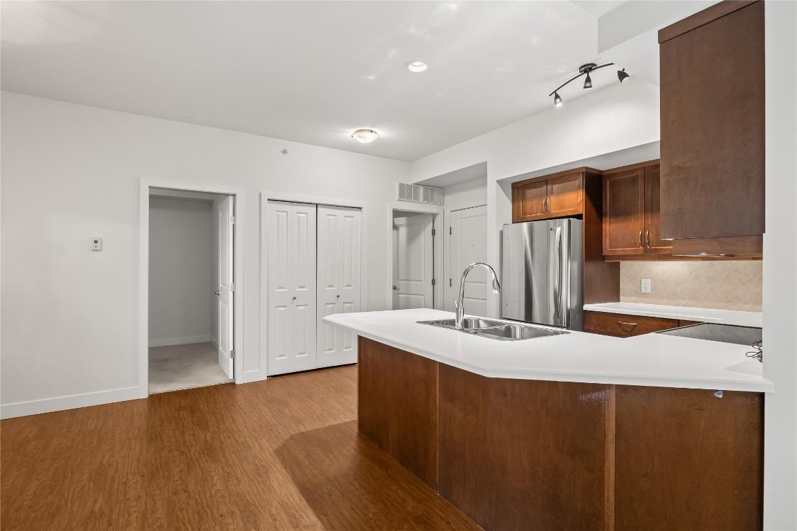 416-850 Saucier Avenue, Kelowna, BC - Indoor Photo Showing Kitchen With Double Sink