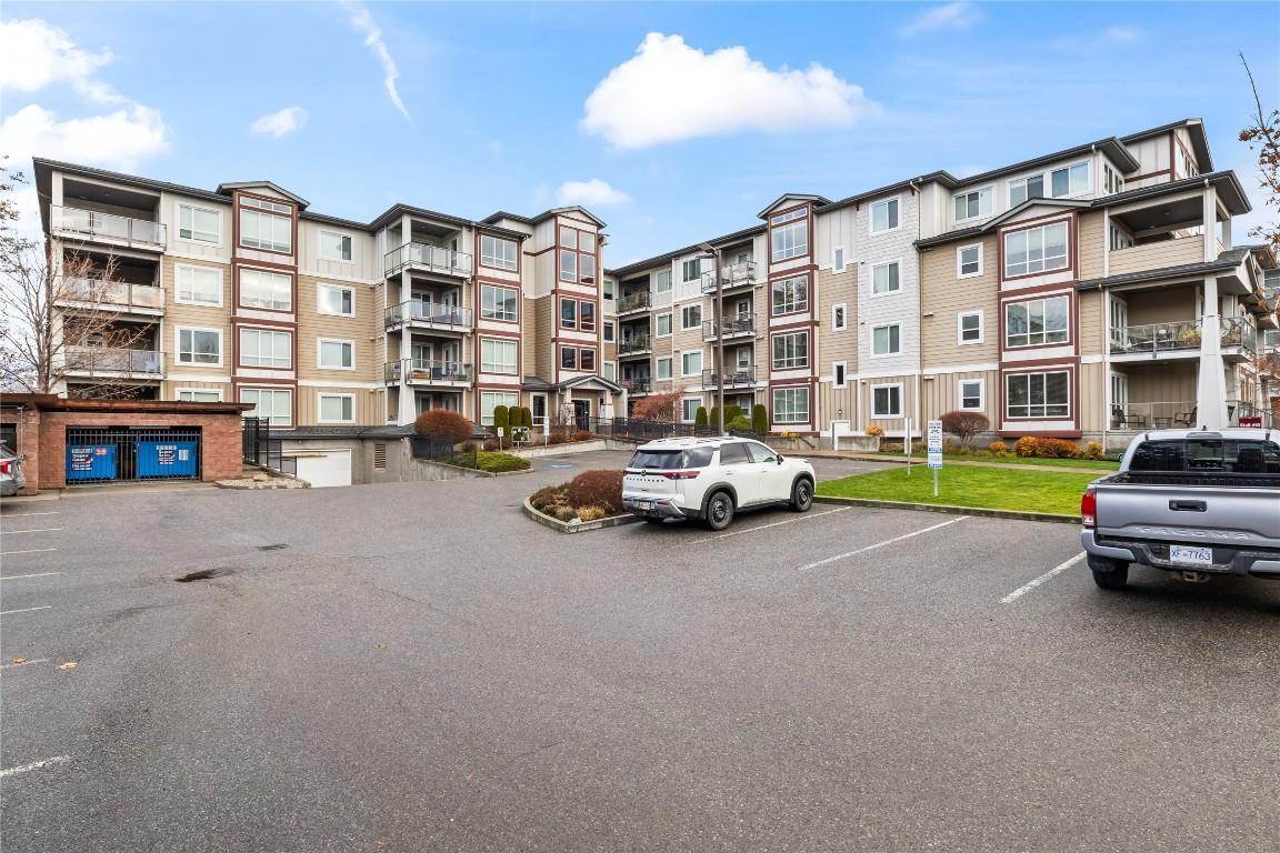 416-850 Saucier Avenue, Kelowna, BC - Outdoor With Facade