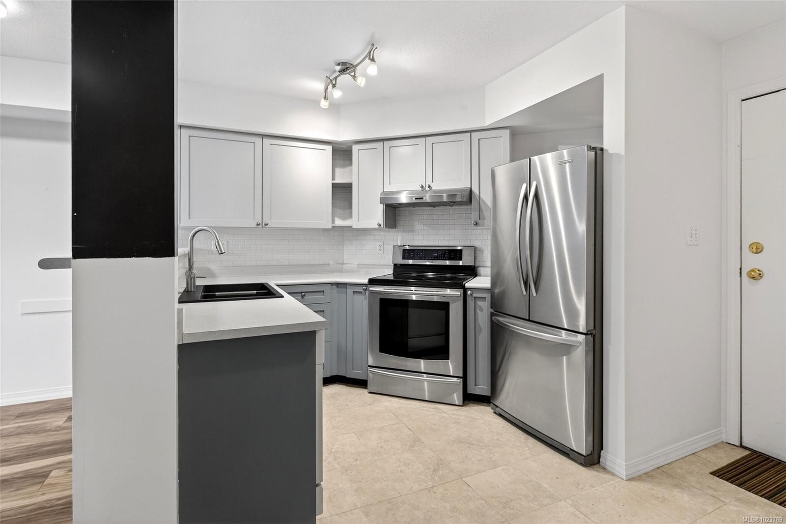 119-827 North Park St, Victoria, BC - Indoor Photo Showing Kitchen With Stainless Steel Kitchen