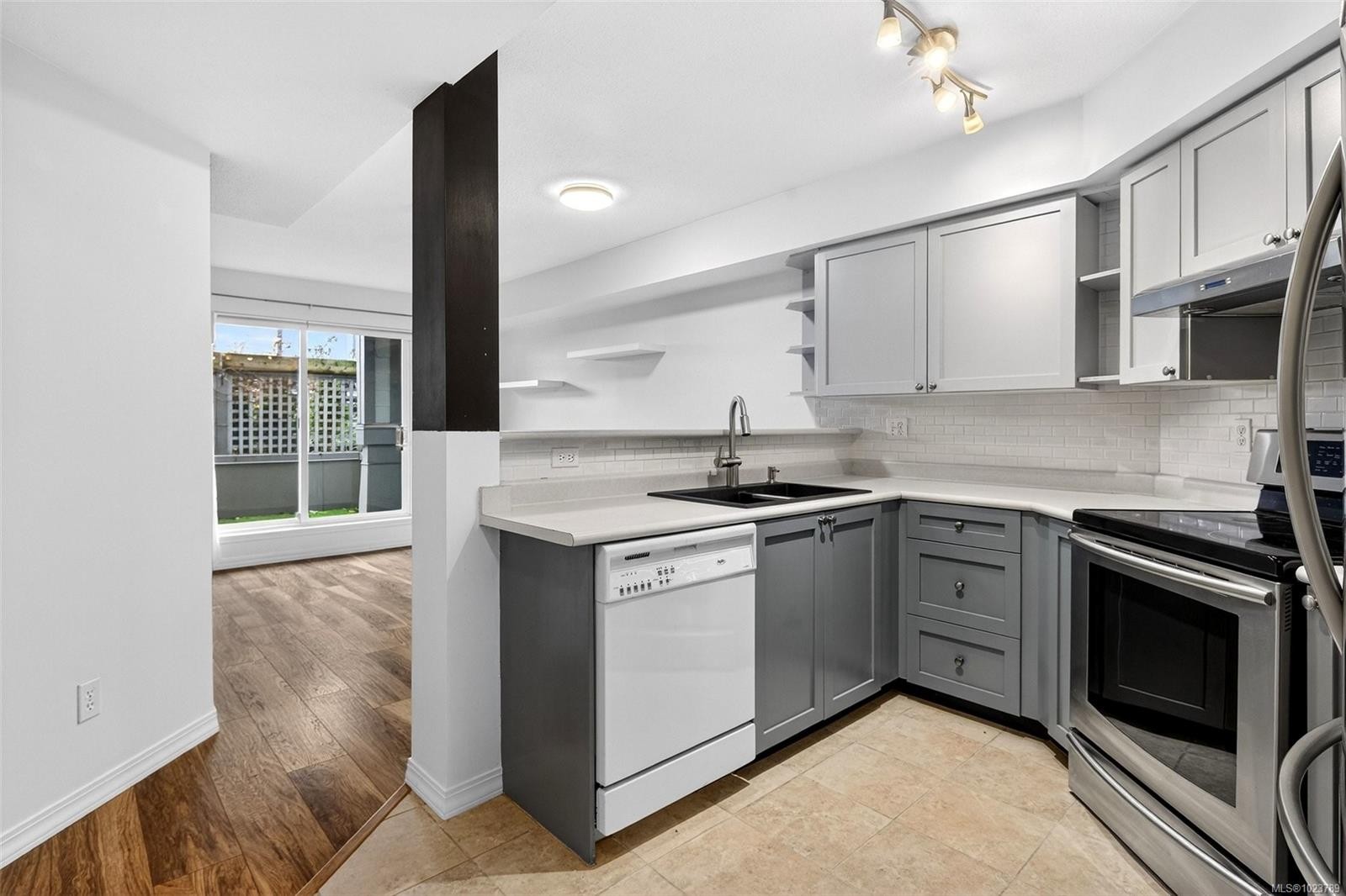 119-827 North Park St, Victoria, BC - Indoor Photo Showing Kitchen With Double Sink