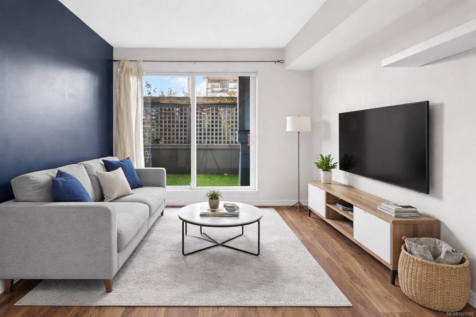 119-827 North Park St, Victoria, BC - Indoor Photo Showing Living Room