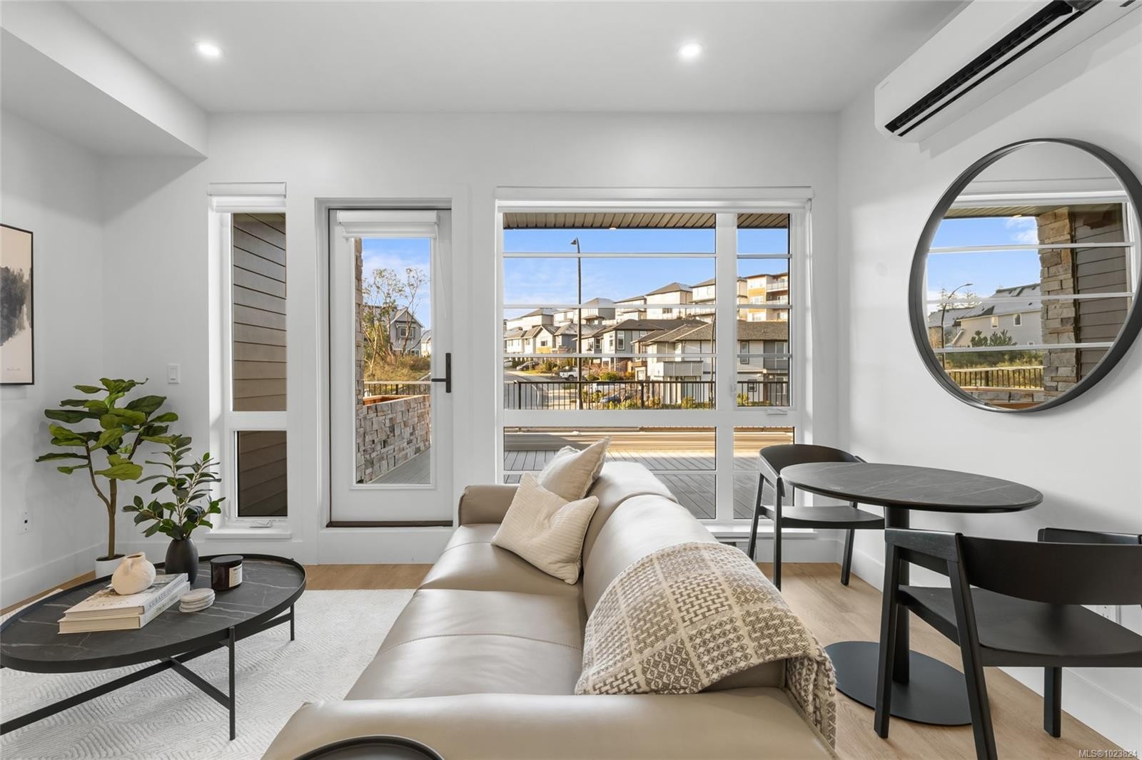605-2341 Bear Mountain Pkwy, Langford, BC - Indoor Photo Showing Living Room