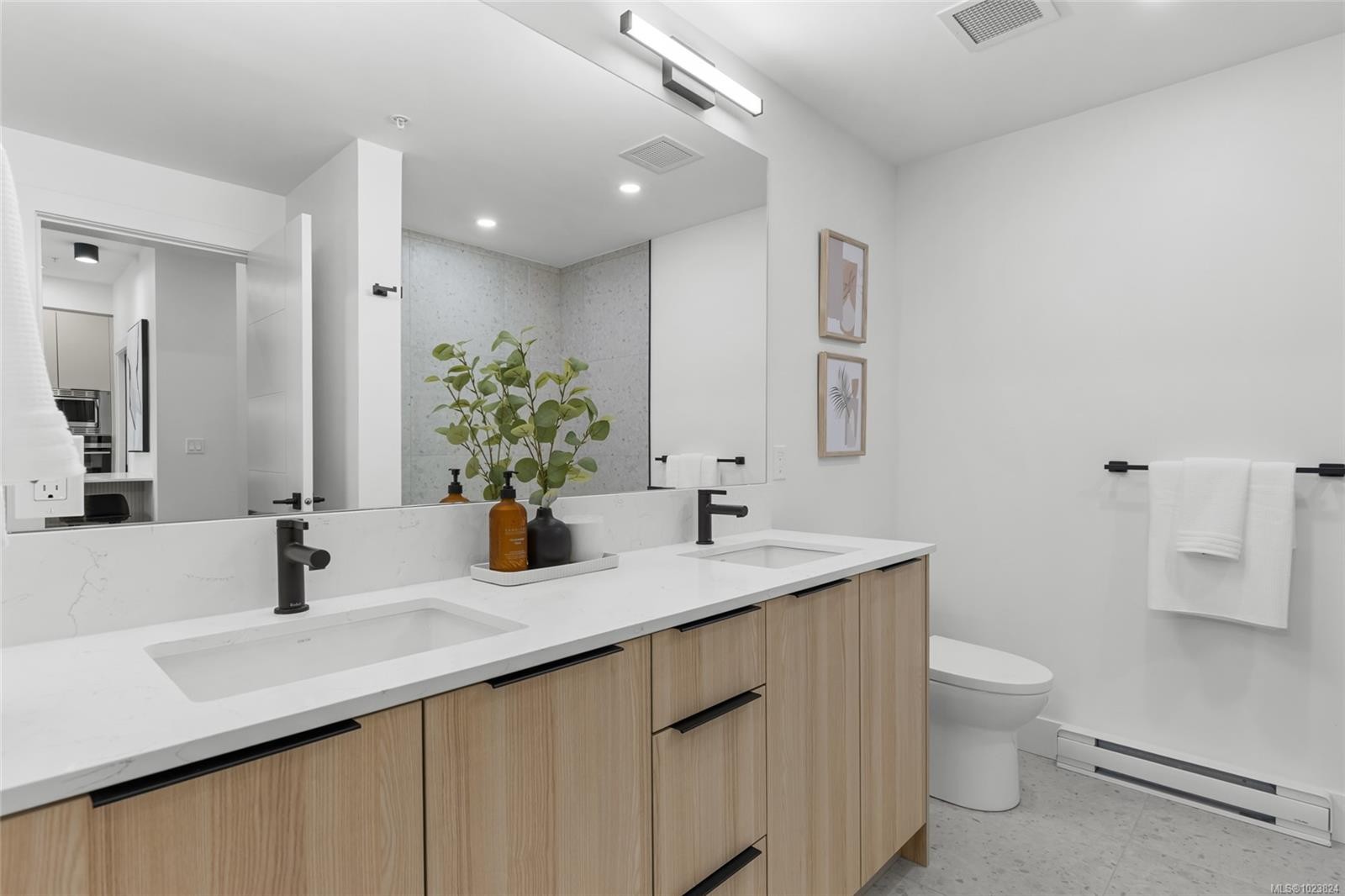 605-2341 Bear Mountain Pkwy, Langford, BC - Indoor Photo Showing Bathroom