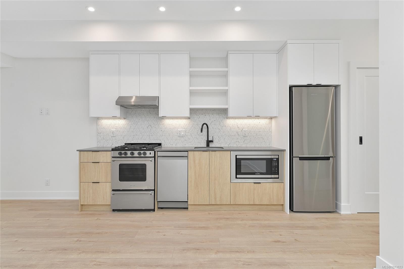 205-1114 Samar Cres, Langford, BC - Indoor Photo Showing Kitchen With Upgraded Kitchen