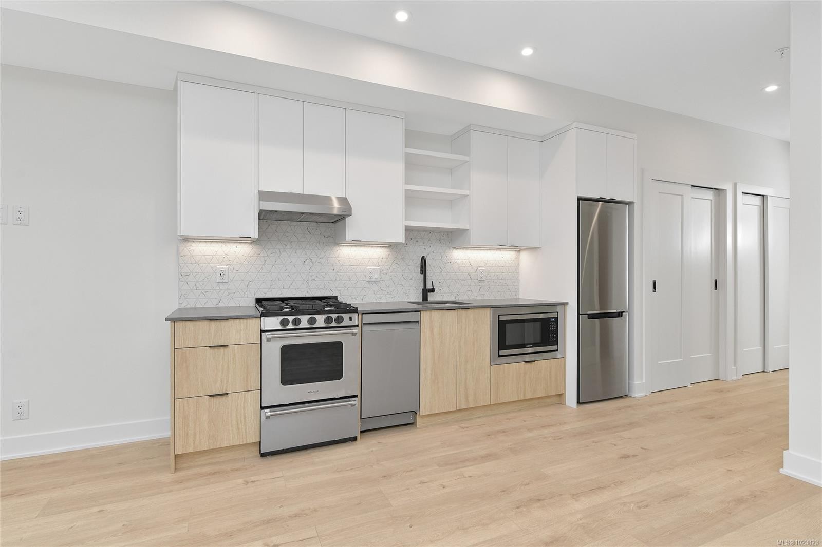 205-1114 Samar Cres, Langford, BC - Indoor Photo Showing Kitchen With Upgraded Kitchen