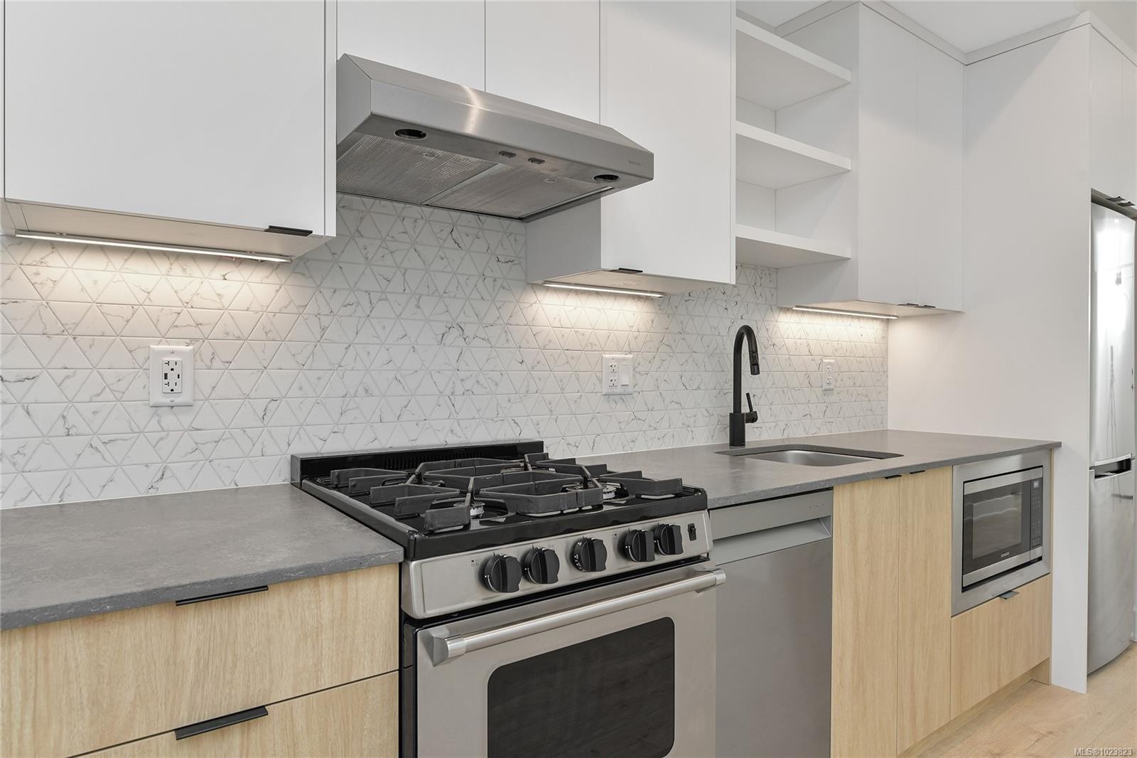 205-1114 Samar Cres, Langford, BC - Indoor Photo Showing Kitchen With Upgraded Kitchen