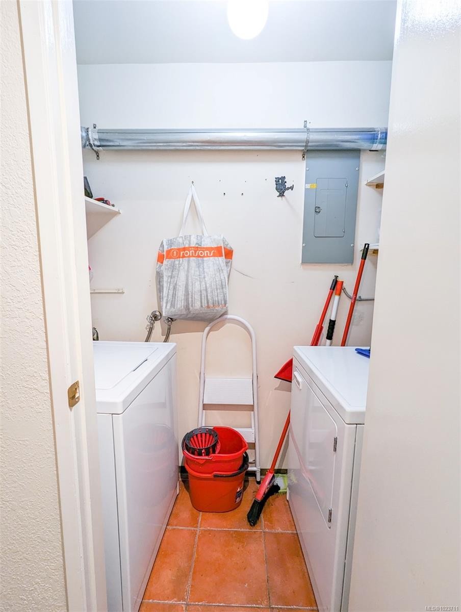 309-1560 Hillside Ave, Victoria, BC - Indoor Photo Showing Laundry Room