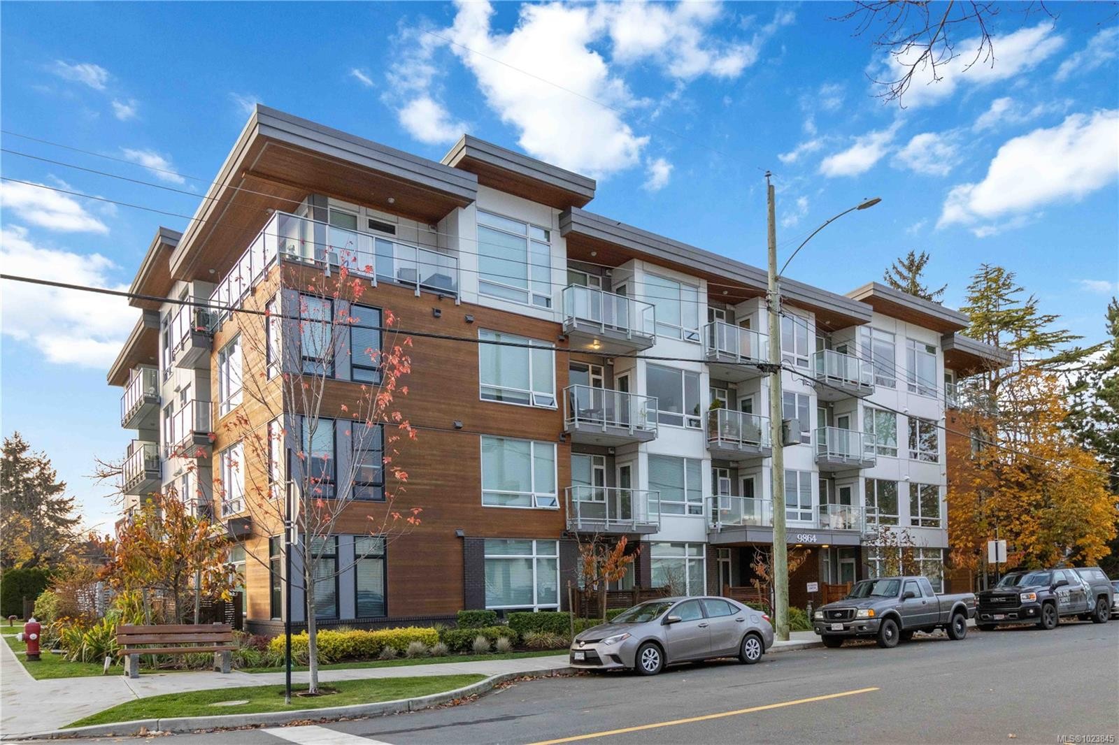302-9864 Fourth St, Sidney, BC - Outdoor With Balcony With Facade
