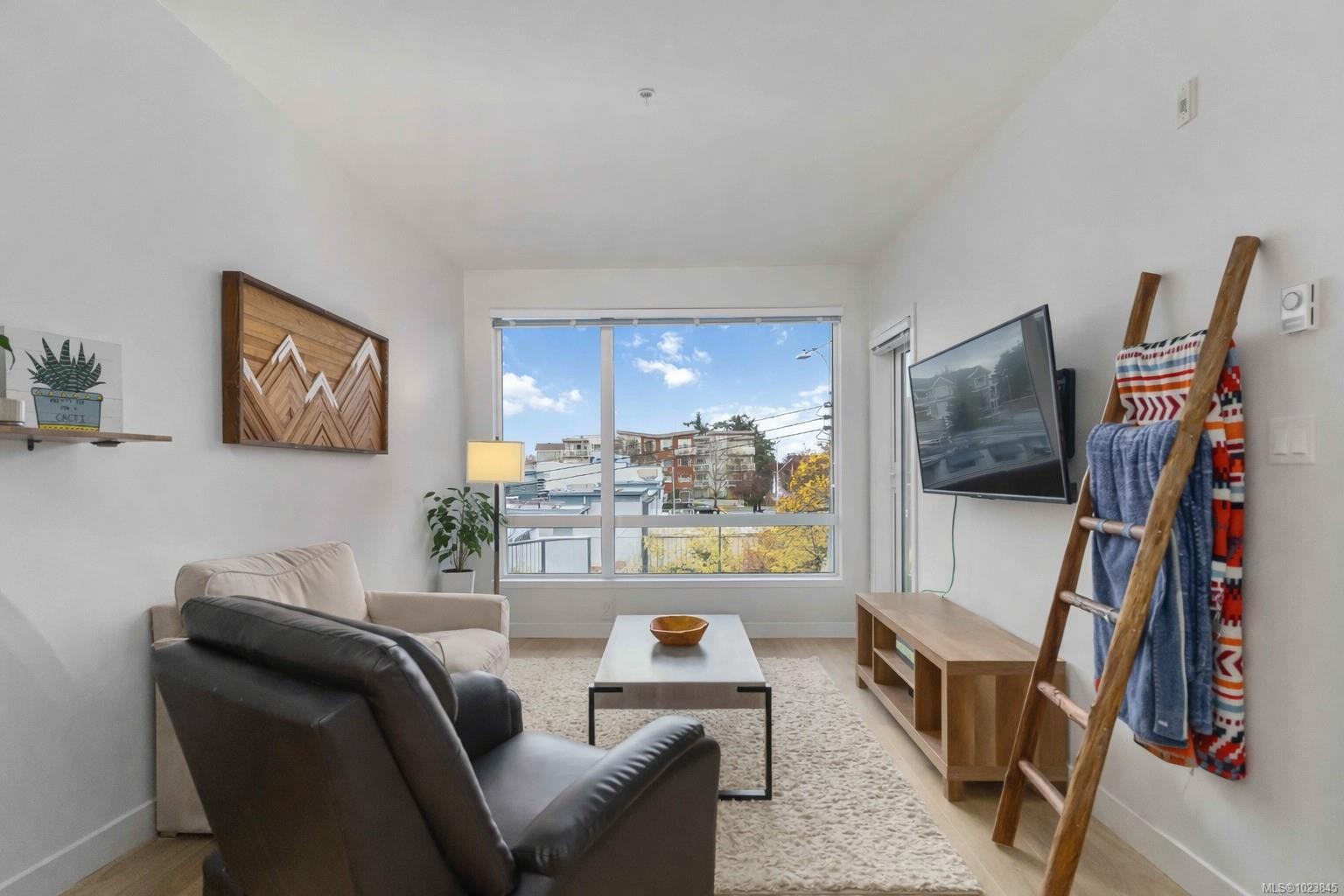 302-9864 Fourth St, Sidney, BC - Indoor Photo Showing Living Room