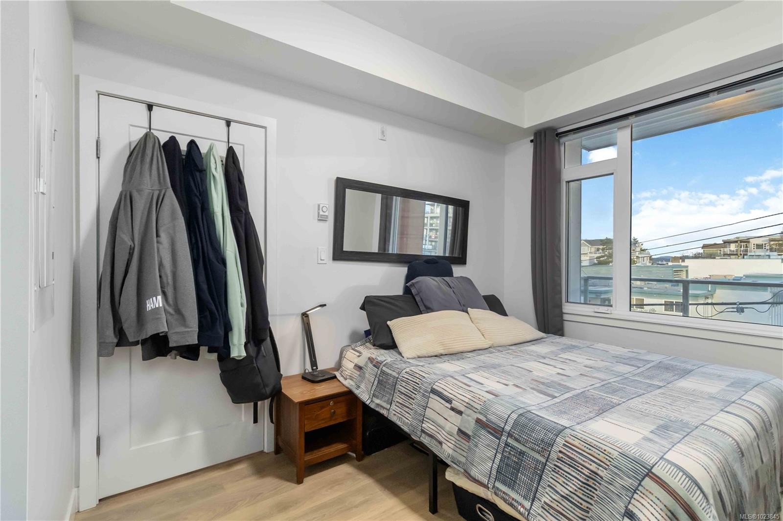 302-9864 Fourth St, Sidney, BC - Indoor Photo Showing Bedroom