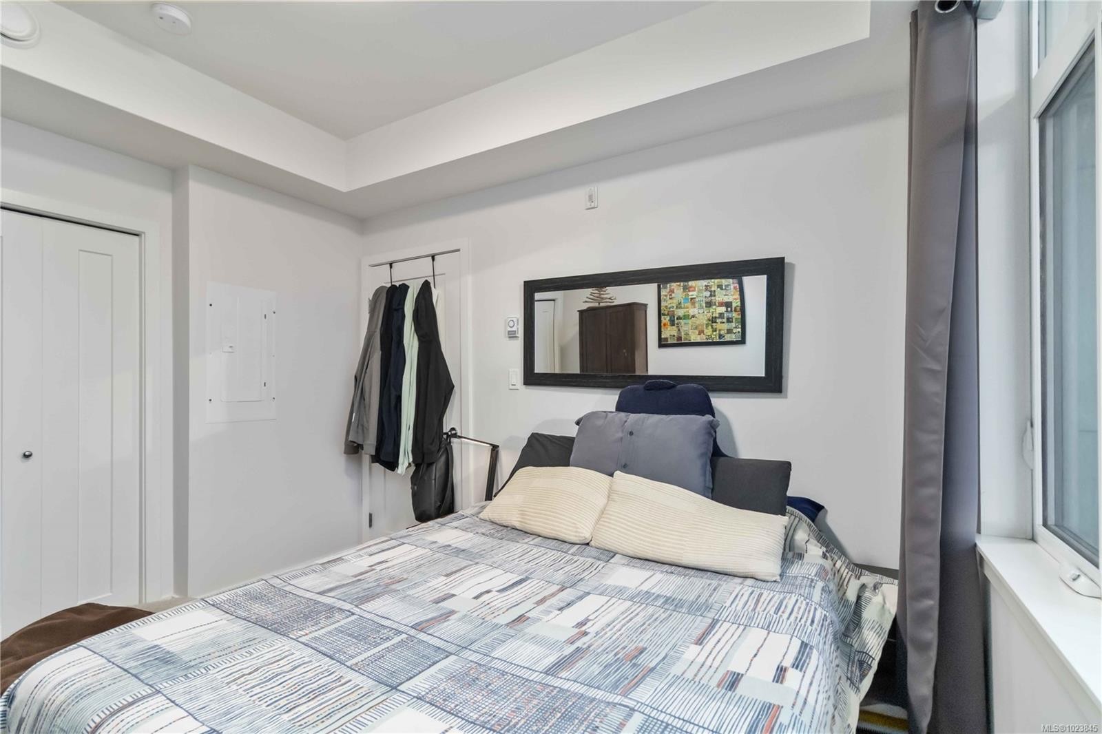 302-9864 Fourth St, Sidney, BC - Indoor Photo Showing Bedroom