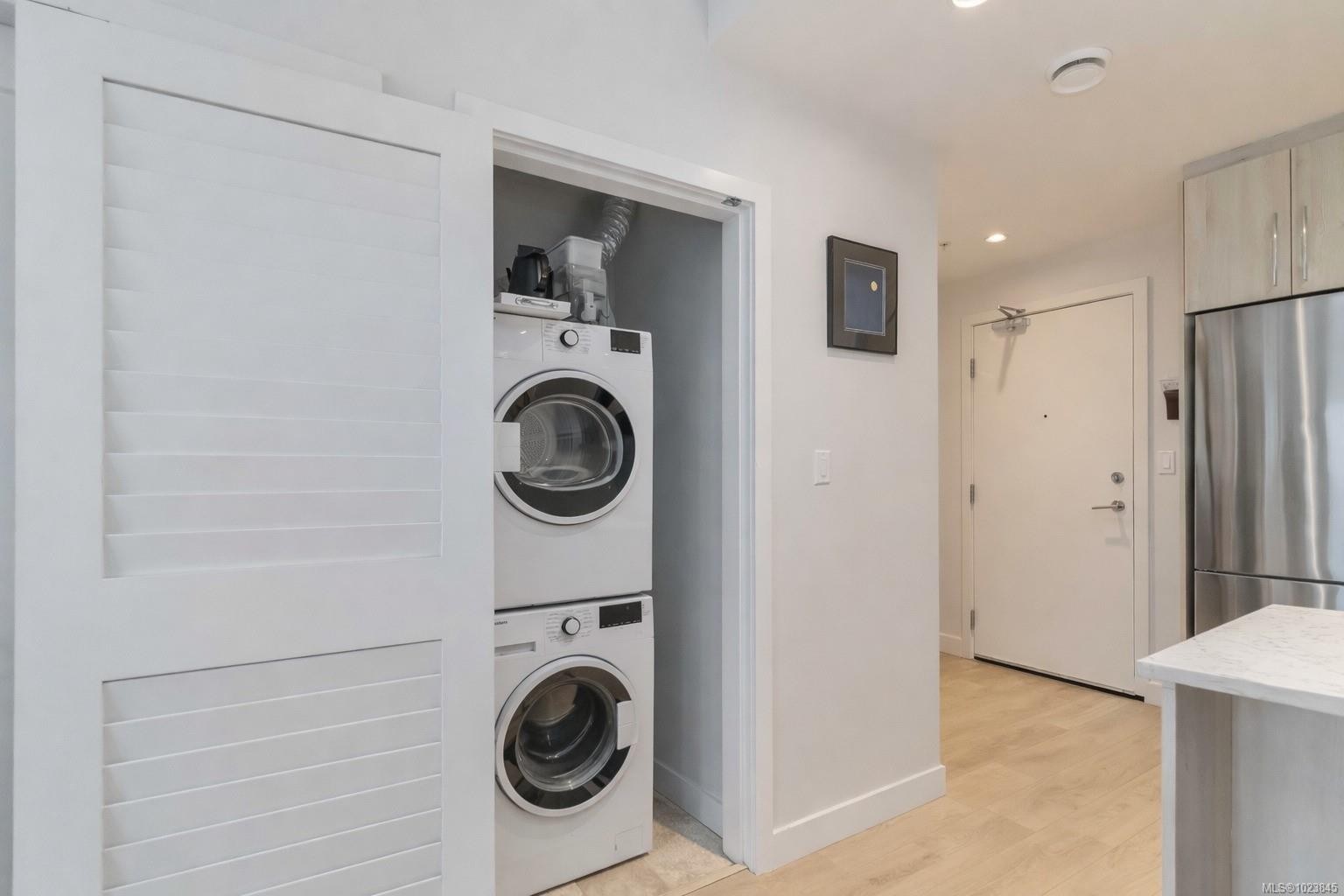 302-9864 Fourth St, Sidney, BC - Indoor Photo Showing Laundry Room