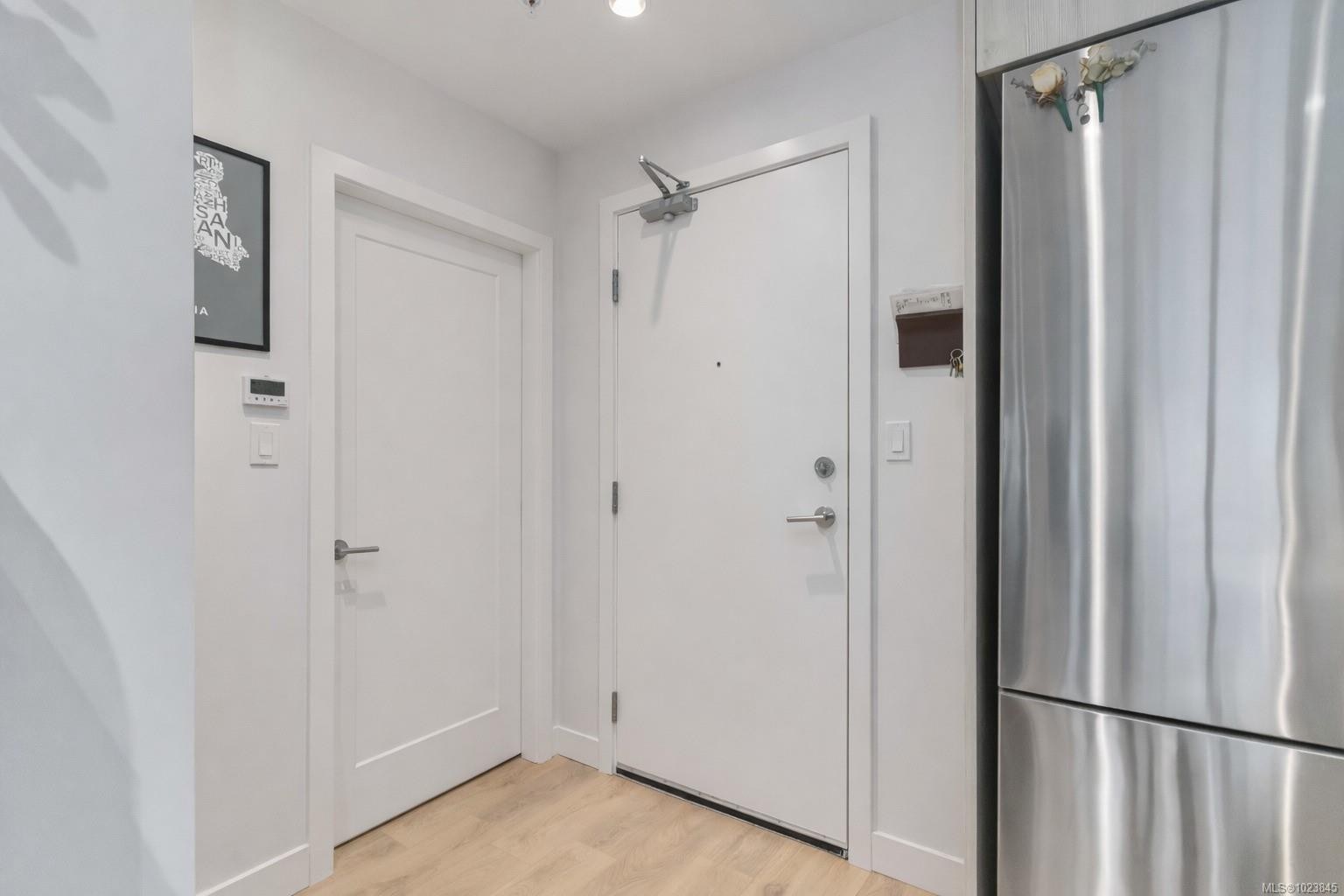 302-9864 Fourth St, Sidney, BC - Indoor Photo Showing Other Room