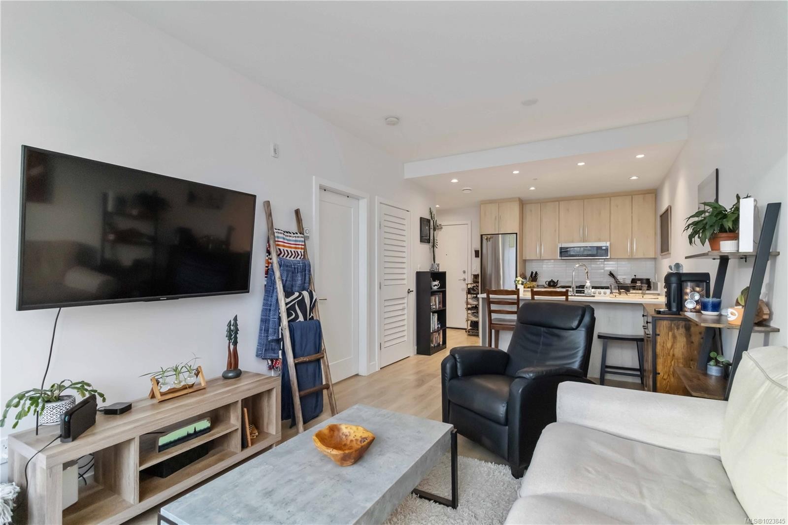 302-9864 Fourth St, Sidney, BC - Indoor Photo Showing Living Room