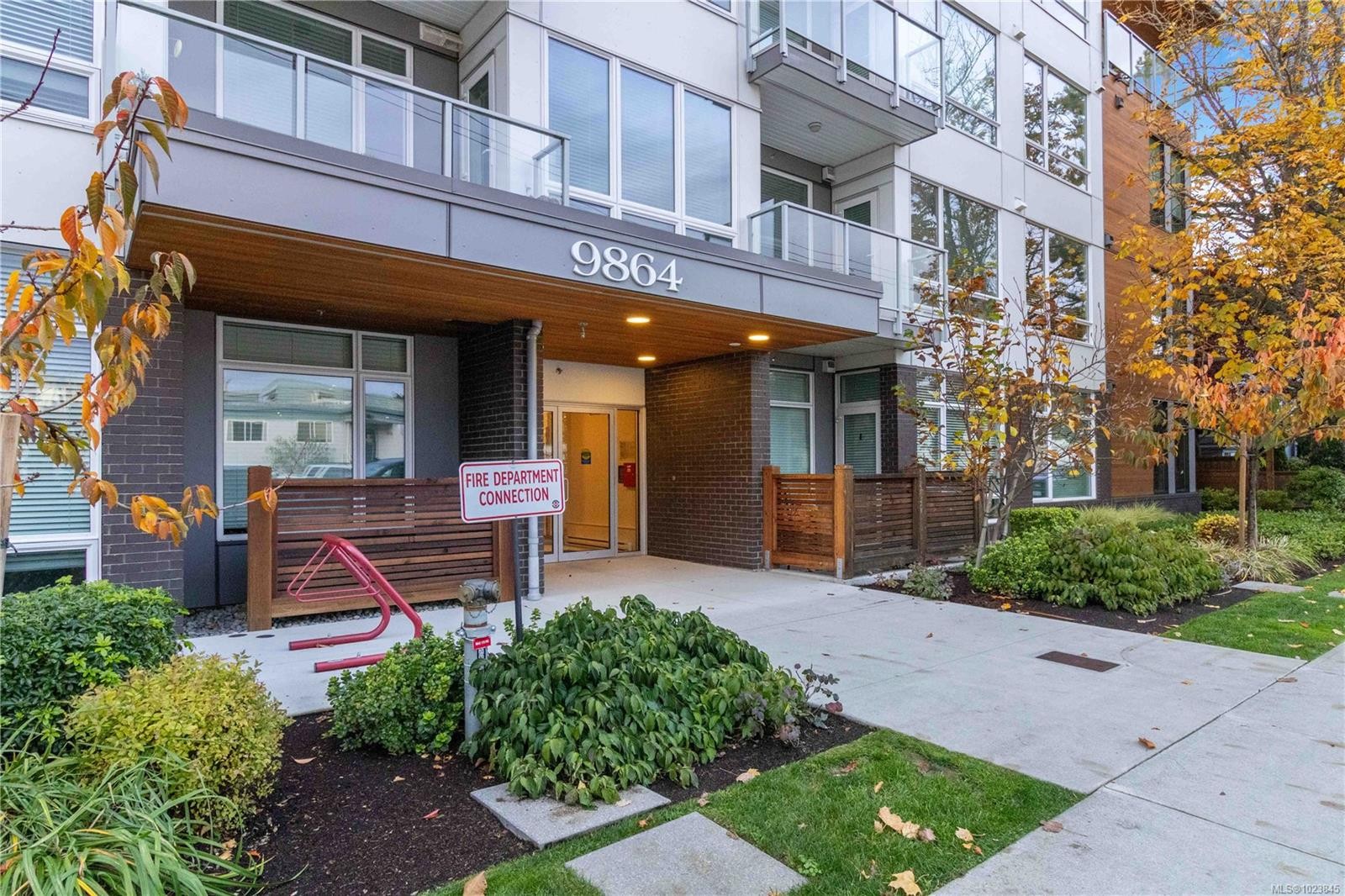 302-9864 Fourth St, Sidney, BC - Outdoor With Balcony